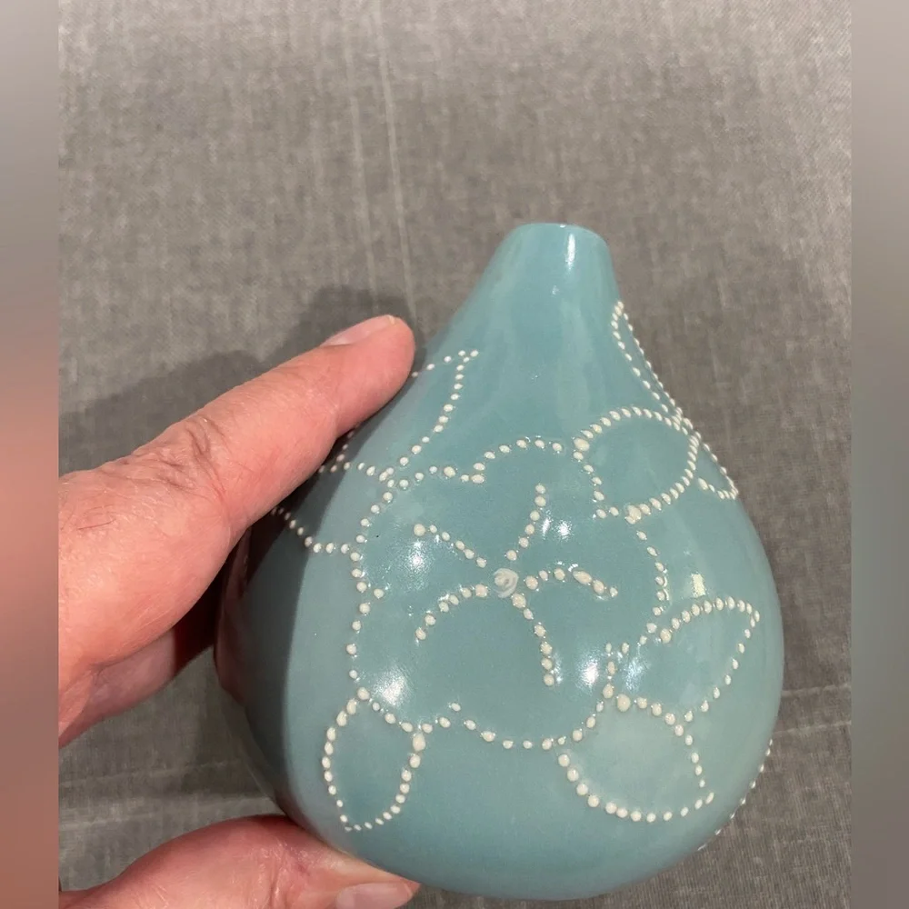 Crate & Barrel stitch flower vase, 4 inches,teal color, good condition.